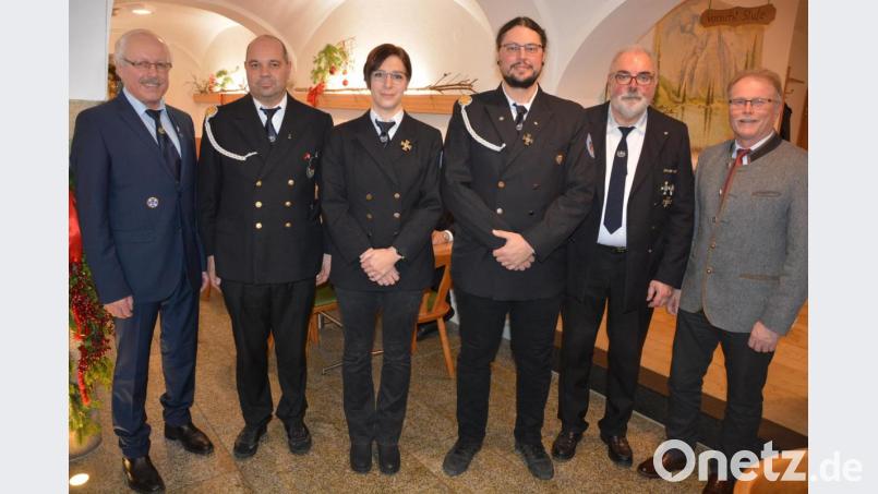 Verdiente Mitglieder ehrte die Soldaten- und Reservistenkameradschaft Konnersreuth bei der Jahresversammlung. Sie erhielten das Ehrenkreuz des Bayerischen Soldatenbundes. Im Bild (von links) Kreisvorsitzender Ferdinand Lienerth, Roland Rögner, er wurde auch Gesamtsieger der Vereinsmeisterschaften, Daniela Stark, Daniel Dirmeier, Vorsitzender Werner Hoschopf und Bürgermeister Max Bindl. Bild: jr