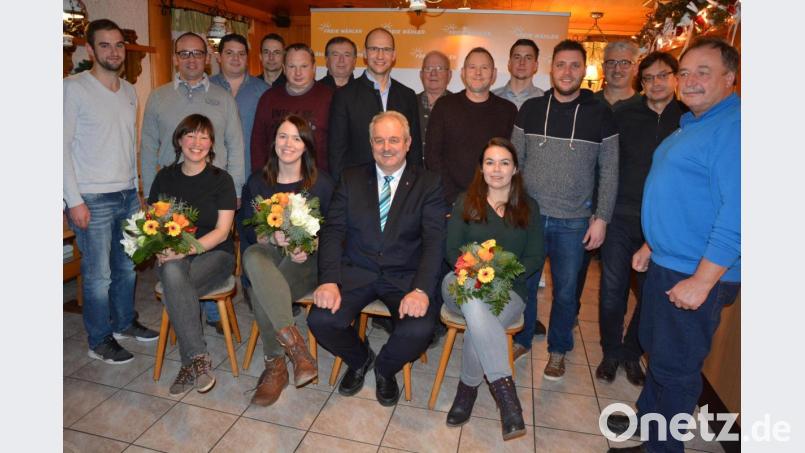 Mit diesen Kandidaten treten die Freien Wähler Leonberg bei der Kommunalwahl am 15. März an. Mit dabei sind (sitzend von links) Franziska Thurn, Alexandra Burger, Johann Burger und Tanja Wettinger. Stehend (von links) Franz Weiß, Thomas Lindner, Andreas Gleißner, Bernhard Voith, Josef Hecht, Hubert Wilfling, Ely Eibisch, Robert Lipfert, Michael Schurig, Peter Wührl, Alexander Fachtan, Josef Weiß, Detlef Bornemann und Helmut Graßold. Bild: jr