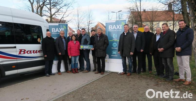 Die Kommunalpolitiker der Freien Wähler bewarben bei ihrer Klausurtagung am Samstag in Neunburg vorm Wald den Anrufbus &quot;Baxi&quot;. Bild: Hirsch