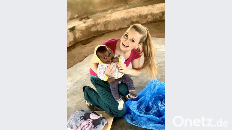 Dr. Štěpánka Šenkýřová mit dem sogenannten Box-Baby. Der Säugling wurde in einer Schachtel (Englisch: box) entdeckt, nachdem die Mutter als Notfall eingeliefert worden war. Bild: exb/Šenkýřová