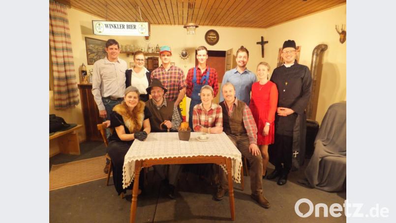 Bestens aufgelegt und voller Schalk präsentiert sich das Hahnbacher Theaterensemble. Bild: ibj