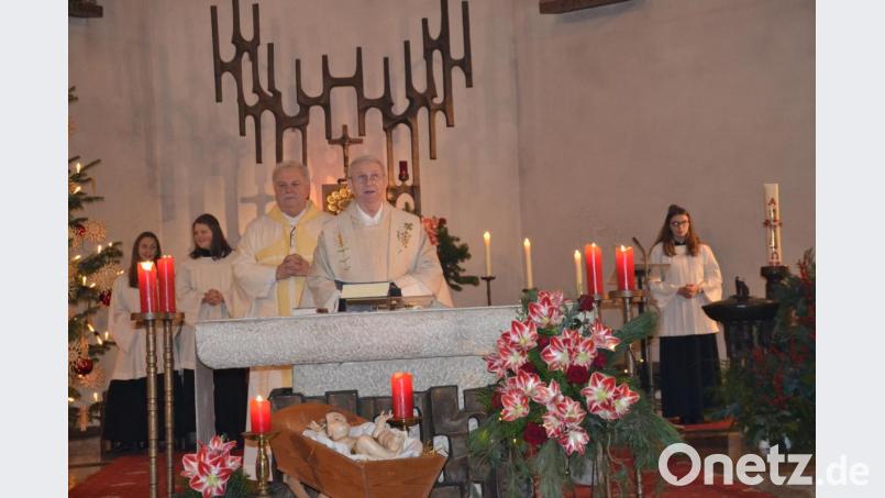 Pfarrer Josef Most hielt mit Diakon Herbert Sturm den Jahresschluss-Gottesdienst in der Pfarrkirche. Bild: gi