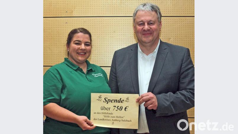 Goaslandler-Chefin Franziska Haas übergab nach der Aufführung der Komödie „Da Grantlhuaber“ an Landrat Richard Reisinger eine Spende über 750 Euro für den Hilfsfonds „Hilfe zum Helfen“. Bild: sön