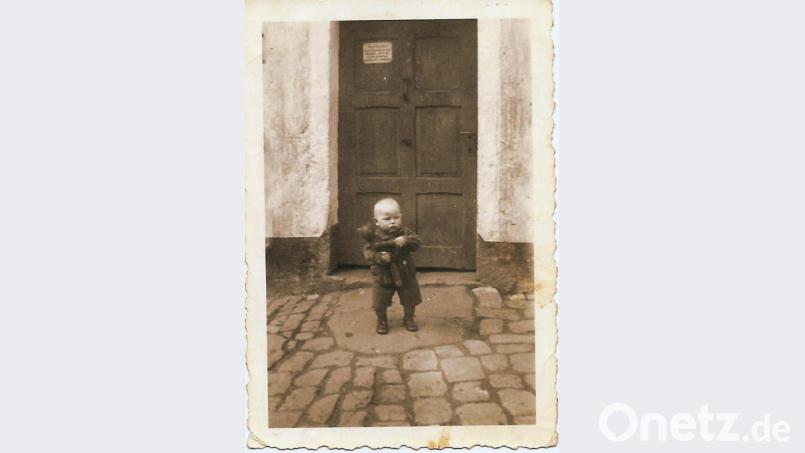 Hans Bär im Alter von etwa eineinhalb Jahren vor seinem Elternhaus. Bild: exb
