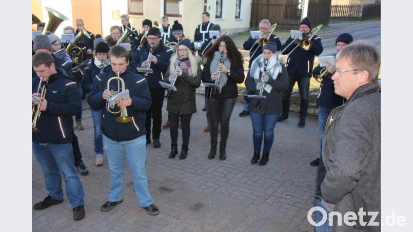 Zum 30. Mal spielten die &quot;Grenzlandbuam&quot; bei Drittem Bürgermeister Alfred Wolf (rechts). Er ist dienstältester Stadtrat in Bärnau. Bild: kro