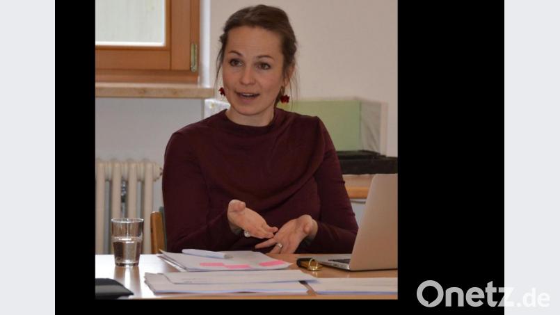 Eva-Maria Eiberger bei der Regiearbeit. Bild: Bonack