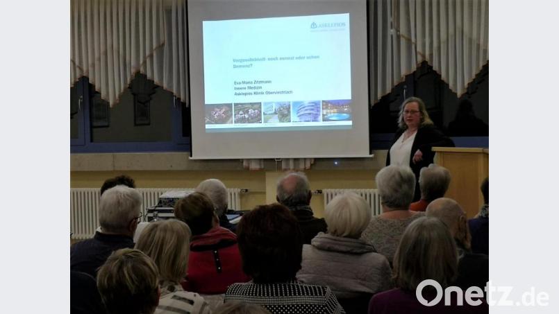 Eva-Maria Zitzmann referierte in einem vollen Vortragssaal. Bild: exb/Andrea Zach