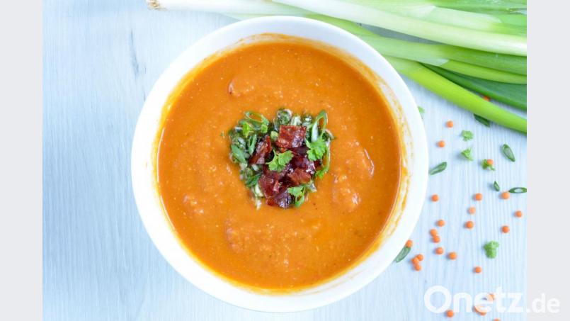 Die spanische Paprika-Wurst gibt der pürierten Linsensuppe eine herrliche Würze. Bild: Julia Uehren/www.loeffelgenuss.de/dpa-mag