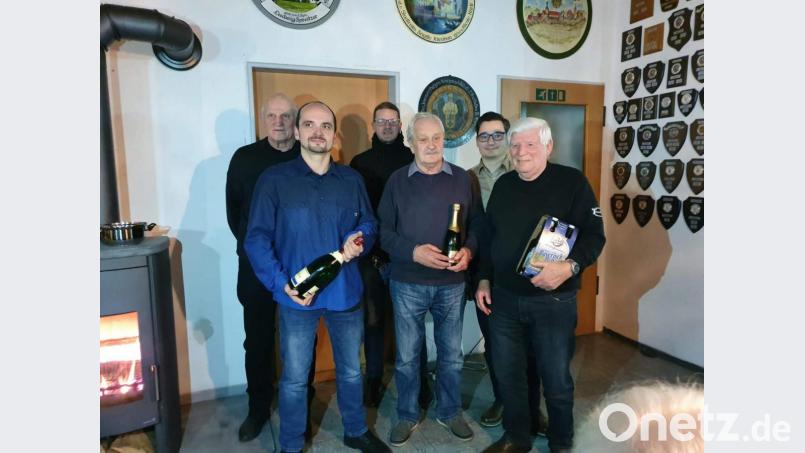 Den Wettbewerb &quot;Der letzte Schuss&quot; trug die Schützengesellschaft kurz vorm Jahreswechsel aus. Im Bild (von links) Schützenmeister Alfred Koch, Petr Koceny, Sportleiter Christian Koch, Petr Tarant, Robert Petrik und Karl Birner. Bild: kgg