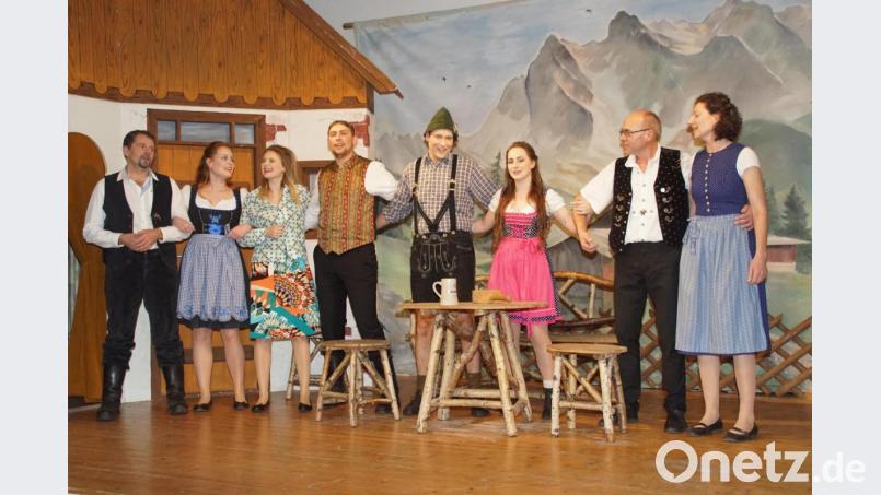 In der Schlussszene beim Lustspiel &quot;Schatzerl mach auf&quot; zeigen sich auf der Bühne im Weidinger Jugendheim alle glücklich und zufrieden. Bild: mmj