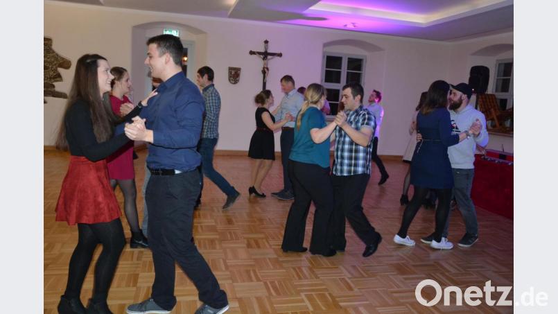An fünf Abenden erlernten im Leonberger Pfarr- und Jugendheim zwölf Paare die Grundzüge des Tanzens. Erstmals führte die Volkshochschule in Leonberg einen Tanzkurs durch, der gleich hervorragend angenommen wurde. Beim Abschlussabend wurde das Erlernte mit dem Tanzpartner auf dem Parkett umgesetzt. Bild: jr