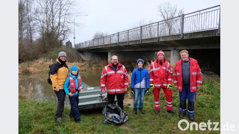 Um die Strecke ohne Behinderung absolvieren zu können, wurde sie von den Helfern mit einem Boot von Unrat und Hindernissen frei gemacht. Bild: ibj