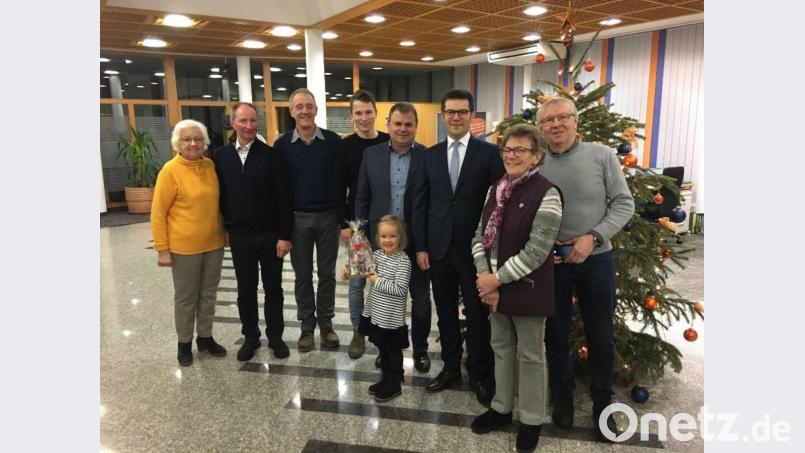Glückfee Jule Ellert darf die Gewinner der großen Weihnachtsverlosung des Werbe- und Förderkreises ziehen. Bild: exb