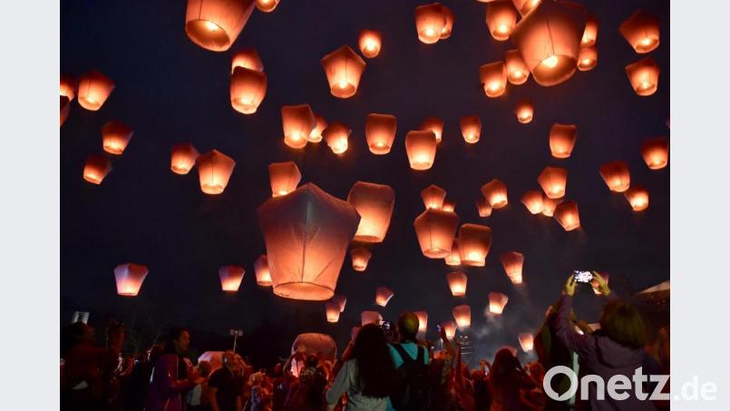 Himmelslaternen funktionieren wie Heißluftballons. In der Mitte brennt eine Flüssigkeit oder etwa ein mit Wachs getränkter Baumwollstoff. Bild: Yue Yuewei