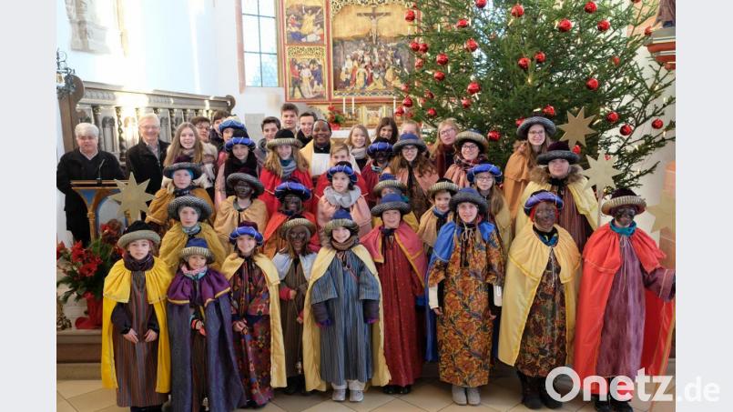 Versehen mit vielen Segenswünschen starten am Donnerstag nach einem Wortgottesdienst in der Stadtpfarrkirche 25 "Könige", eingeteilt in 7 Gruppen, mit Erwachsenenbegleitung zur Sternsingeraktion. Bild: do