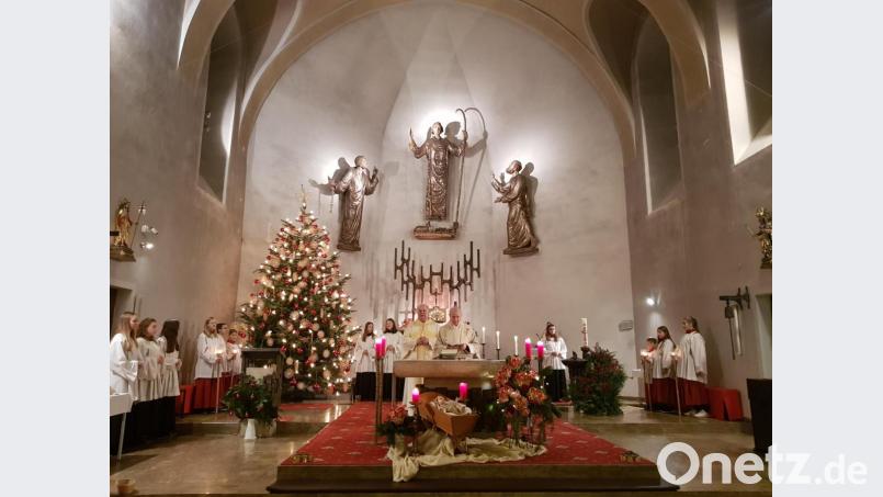 Pfarrer Josef Most hielt mit Diakon Herbert Sturm den Jahresschluss-Gottesdienst in der Pfarrkirche. Bild: gi