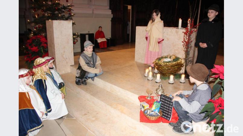 Der Besuch der Hirten und der Sternsinger an Jeus Krippe wurde szenisch dargestellt. Bild: kro