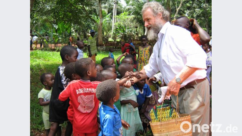 Pater Ferdinand wirkt segensreich im Kongo. Besonders nimmt er sich der Kinder an. Bild: exb
