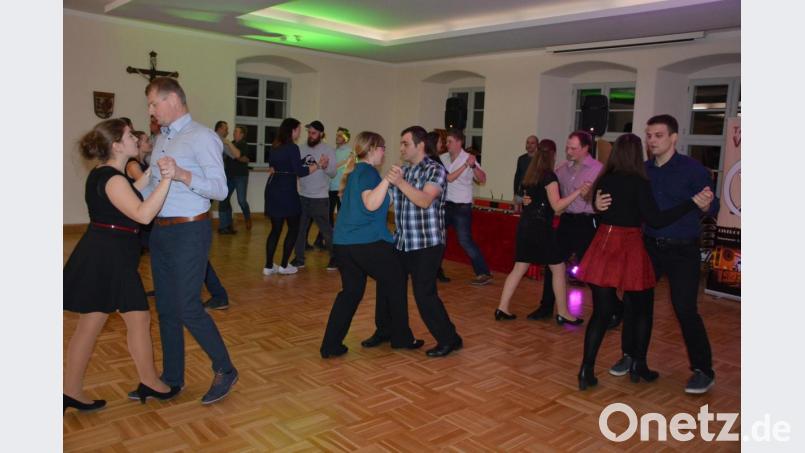 An fünf Abenden erlernten im Leonberger Pfarr- und Jugendheim zwölf Paare die Grundzüge des Tanzens. Erstmals führte die Volkshochschule in Leonberg einen Tanzkurs durch, der gleich hervorragend angenommen wurde. Beim Abschlussabend wurde das Erlernte mit dem Tanzpartner auf dem Parkett umgesetzt. Bild: jr