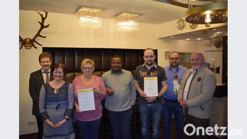 Von links: Dekanats-Kirchenmusiker Berthold Strahl, Karin Kuhbandner, Sigrid Riedl, Pfarrer Thankgod Okoroafor, Thomas Knott, Alexander Hecht und Hubert Knott Bild: soj