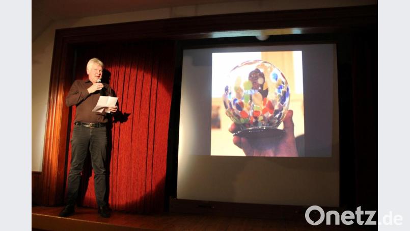 Norbert Altmann von der Freudenberger Bauernbühne hielt die Laudatio auf den Urgestein-Preisträger. Bild: gri