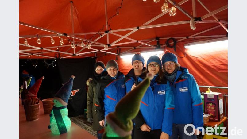 Das Serviceteam an der Theke bewältigte souverän den Ansturm, genauso wie die Grillmannschaft um die Ecke. Bild: eib
