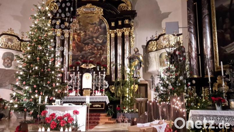 Weit über die Grenzen der Haidenaabstadt hinaus ist bekannt, dass Pfarrer Edmund Prechtl ein Gespür für das Ausschmücken der Kirche hat. Ebenfalls zur Seite hat er zahlreiche Helfer, die das benötigte Material herbeischaffen. Diese wunderschöne Dekoration gibt es noch bis zum Dreikönigstag zu bewundern. Bild: mng