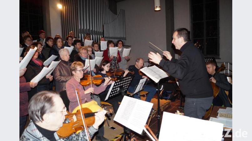Beeindruckende Kirchenmusik bieten der Kirchenchor Schirmitz/Bechtsrieth, die Orchestergruppe und das Blechbläserensemble der Pfarrei unter der Stabführung von Wolfgang Ziegler beim Neujahrshochamt in der Pfarrkirche. Bild: du