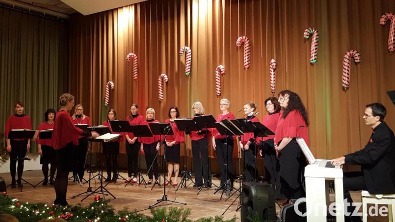 Musikpädagogin Ulrike Straub leitete die 13 Sängerinnen und ihren Pianist, Paul Färber vom Frauenchor „C[h]or mit Herz“ ein zu der Weihnachtskantate im gefüllten Josefshaus. Bild: vt