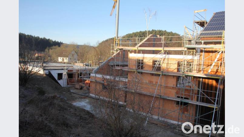 Das „Dorfgemeinschaftshaus“ und das „Haus der Vereine“ sind als Reaktion auf die frühzeitig angekündigte Wirtshausschließung bereits im Bau und sollen bereits 2020 fertiggestellt und bezogen werden. Bild: frd