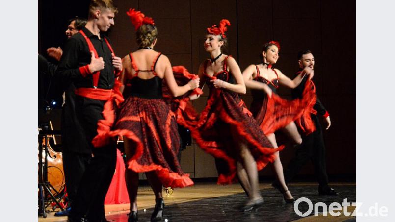 Mal Walzer-Tänzerinnen, mal die Beine schwingende Varieté-Damen: Das Ballett hier beim Cancan. Bild: Kunz