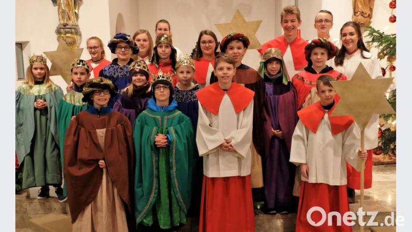 Gesegnet durch Pfarrer Alois Lehner sind die Ministranten bereit, sich auf den Weg zu den Häusern im Dorf zu begeben, um den Segen zu bringen und Spenden für notleidende Kinder zu sammeln. Bild: wlr