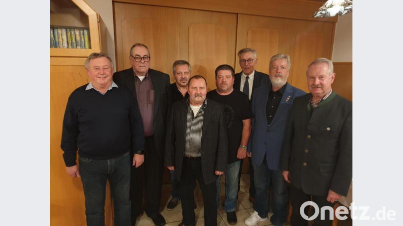 Eifrige Sammler für die Kriegsgräber wurden bei der Jahresabschlussfeier geehrt: (von links) stellvertretender Kreisvorsitzender Siegfried Woppmann, Jürgen Weith (Verdienstspange in Gold), Reinhold Lanzl (Silber), Uli Zielonka (Gold), Willi Lang (Gold), RK-Vorsitzender Werner Holl (Silber), Stefan Zrenner und Ehrenmitglied Lorenz Kiener. Bild: mm