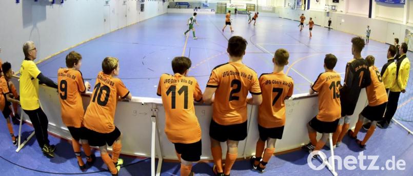 Warten auf den Einsatz. Die JFG Obere Vils ist am kommenden Wochenende Gastgeber für sechs Fußball-Turniere in der Halle „Am Schnellweiher.“ Bild: Hubert Ziegler
