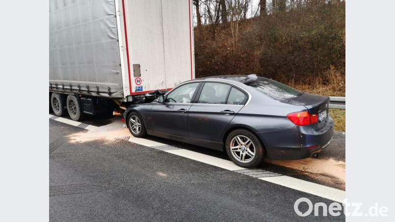 Bei dem Auffahrunfall wurden die zwei Insassen des BMW verletzt. Bild: Alexander Auer