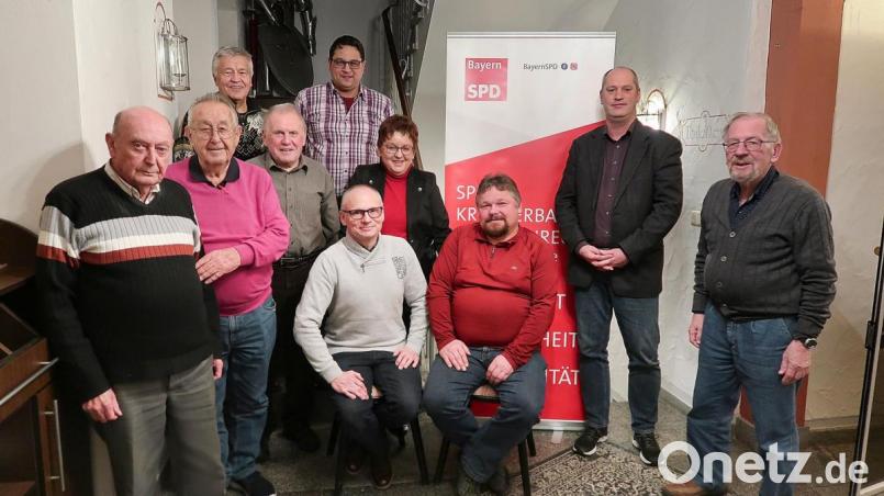 Christian und Martin Bischof (sitzend von links) führen nun den SPD-Ortsverein Friedenfels. Bei der Jahreshauptversammlung wählten die Genossen sehr zur Freude der SPD-Kreisvorsitzenden Brigitte Scharf (stehend, Dritte von rechts) und SPD-Landratskandidat Thomas Döhler (stehend, Zweiter von rechts) eine neue Vorstandsmannschaft. Besonderer Dank galt Manfred Schmalzreich (Zweiter von links), der 20 Jahre als Vorsitzender den Ortsverein leitete. Bild: bsc