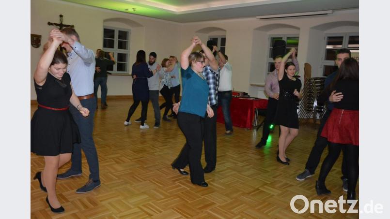 An fünf Abenden erlernten im Leonberger Pfarr- und Jugendheim zwölf Paare die Grundzüge des Tanzens. Erstmals führte die Volkshochschule in Leonberg einen Tanzkurs durch, der gleich hervorragend angenommen wurde. Beim Abschlussabend wurde das Erlernte mit dem Tanzpartner auf dem Parkett umgesetzt. Bild: jr