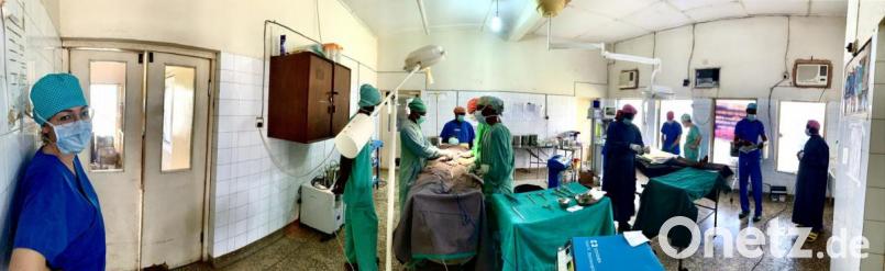 Zwei OP-Tische in einem Saal, dazu gab es noch einen weiteren Saal mit einem OP-Tisch. Die Ärzte aus Deutschland und der Schweiz konnten so drei Patienten parallel operieren und unterrichteten dabei zugleich Ärzte und Pfleger aus dem St. Mary&#039;s Hospital. Bild: exb/Šenkýřová