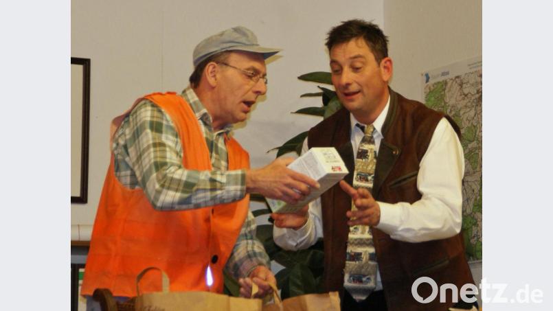 Strassenkehrer Peter (Michael Lenz) und Hans (Josef Promberger) packen gefundene Kinderware aus. Bild: agr