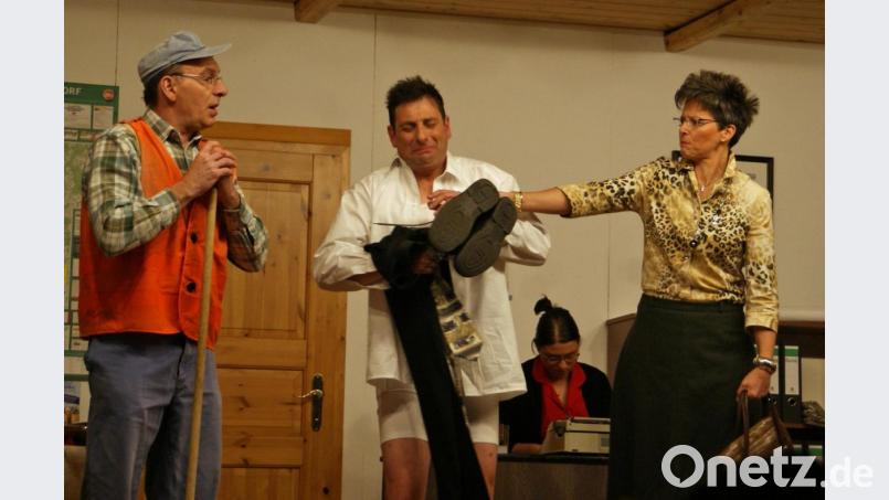 Die resolute Mama Erika (Manuela Zinnbauer) haut ihren Bürgermeister (Josef Promberger) in Anwesenheit von Peter (Michael Lenz). Bild: agr