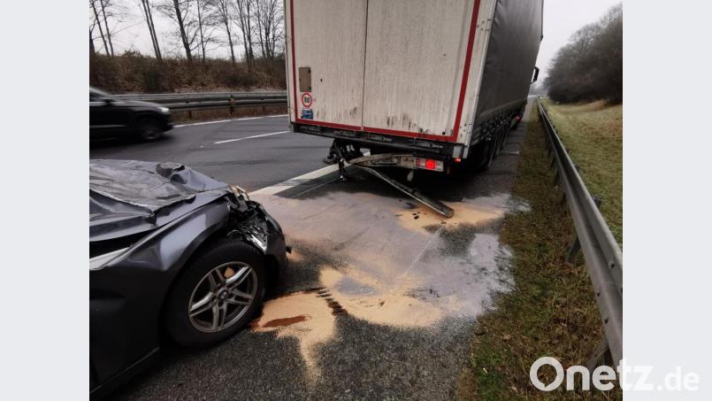 Die Feuerwehr Sinzing sicherte die Unfallstelle. Bild: Alexander Auer