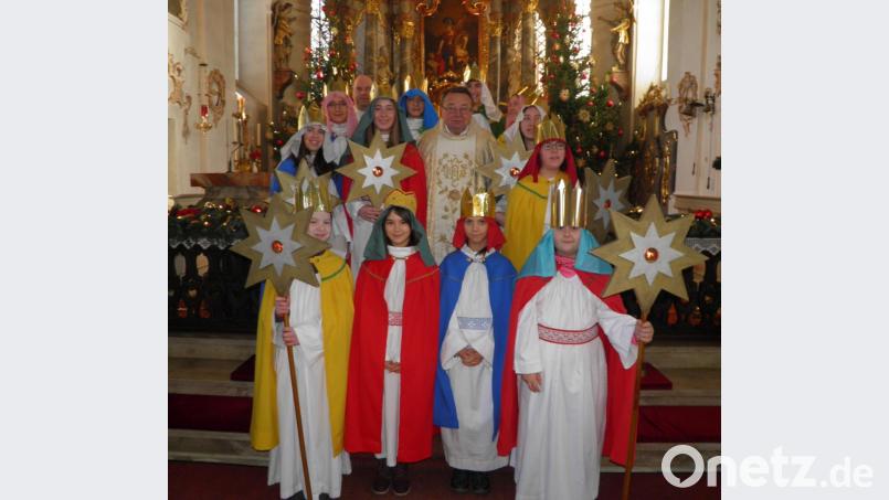 Die Sternsinger und Pfarrer Josef Waleszczuk geben den Startschuss für den Gang von Haus zu Haus. Bild: exa