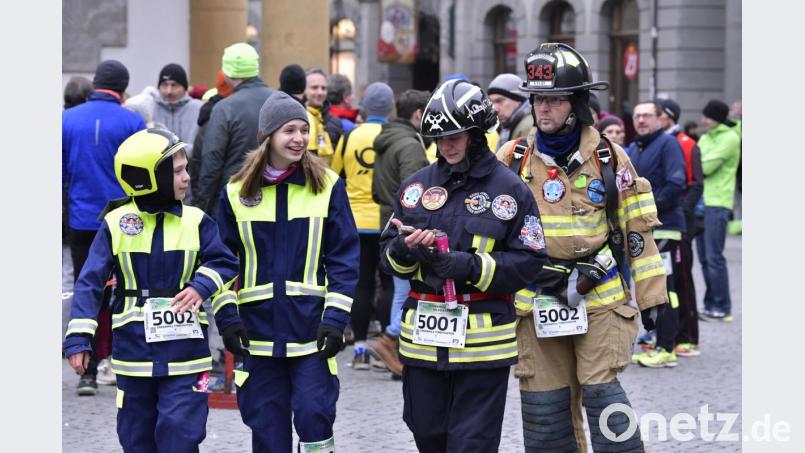 Die „Greenhill Firefighters“ aus Bayreuth beim Silvesterlauf in Amberg. Von links Maximilian und Katarina Petzold, Natascha Zimmermann-Petzold und Markus Zimmermann. Bild: Hubert Ziegler
