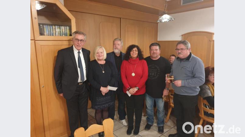 Mit Gutscheinen belohnten die Reservisten besonderen Einsatz: (von links) Vorsitzender Werner Holl, Margitta Zielonka, Stefan Zrenner, Elisabeth Lang, Willi Lang und Horst-Peter Zielonka. Bild: mm