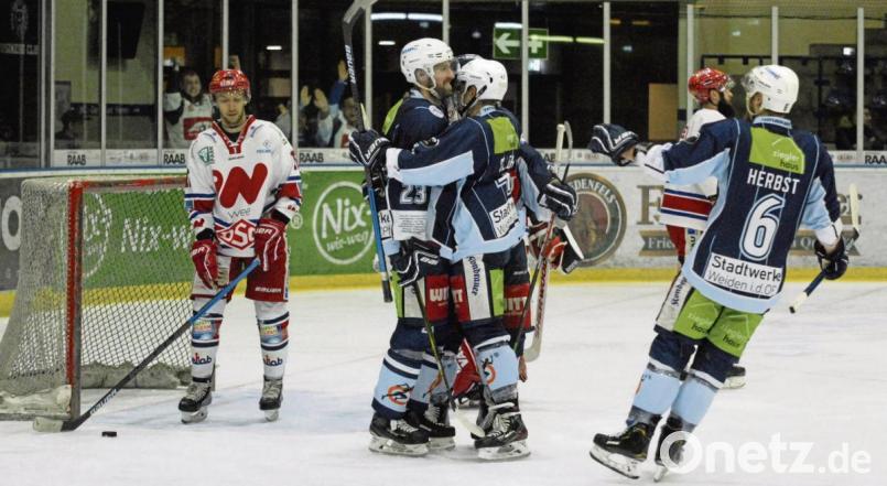 Am Freitag treten die Blue Devils beim Tabellenzweiten Deggendorfer SC an. Gegen die Niederbayern holten die Weidener in dieser Saison bereits vier Punkte: In Deggendorf gab es ein 4:3 und zu Hause (Szene) ein 4:5 nach Verlängerung. Bild: gb