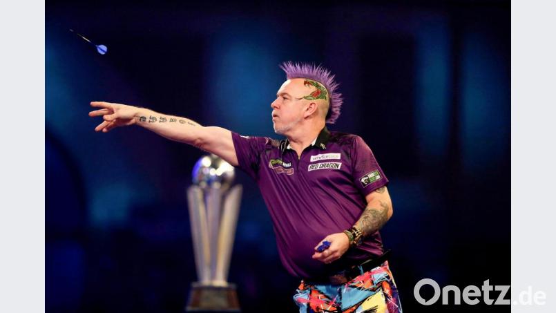 Stil- und treffsicher: Paradiesvogel Peter „Snakebite“ Wright (Schottland) hat es nach mehreren vergeblichen Versuchen endlich geschafft und sich den WM-Titel in am Mittwoch London gesichert. Bild: Steven Paston/PA Wire/dpa