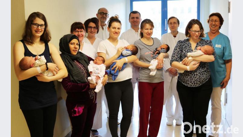 Kinderkrankenschwester Susanne Plannerer, Christina Fraas (stellvertretende Stationsleiterin der A4), Viacheslav Skutnev, Oberarzt Tsvetomir Lilov, Dana Madalina Cioceanu und Hebamme Anita Seeloff gratulierten beim Fototermin (vorne von links) Andrea Schmälzlein mit Raphael, Amira Alobeid mit Tochter Lana, Swetlana Hummer mit Elias, Heike Rogler mit Max und Katharina Grießhammer mit Tobias. Bild: Klinikum Fichtelgebirge/exb