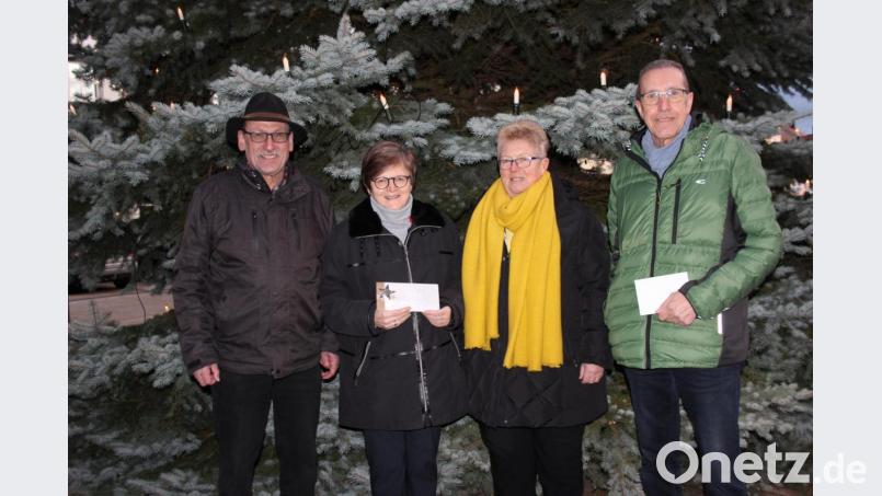 Ski-Club-Vorsitzender Horst Wettinger (von links) übergab 4000 Euro an Dr. Annemarie Schraml für ihr Projekt „Feuerkinder“. Die Summe stammt vom Verkauf von Rita Vogls Handarbeiten. 650 Euro gab es für die Jugendabteilung, die Kassier Hans Wachsmann entgegennahm. Bild: heb