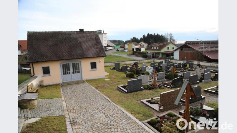 Urnen-Erdgräber können in den Rasen eingelegt und durch Randbegrenzungen gestaltet werden. Nach der Erstellung eines Konzepts wird sich der Gemeinderat für eine Lösung entscheiden. Bild: akp