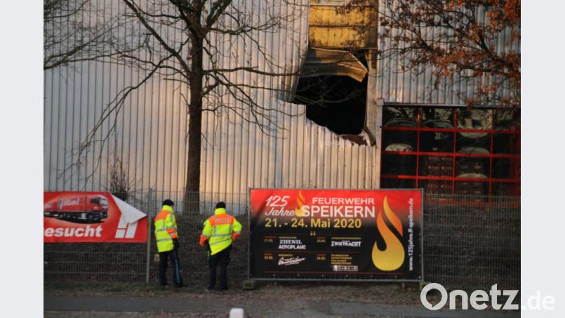 Auf der Flucht sind die Verdächtigen in ein Gebäude gekracht. Bild: Andy Eberlein